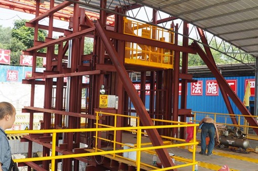 如何调整施工升降机运行速度？