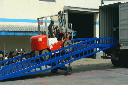 移动式登车桥为何在工厂中如此受欢迎？