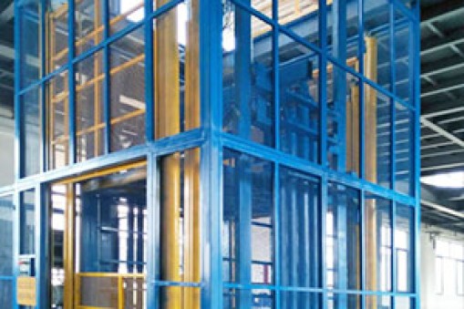 如何保证升降机平台的额定载重？