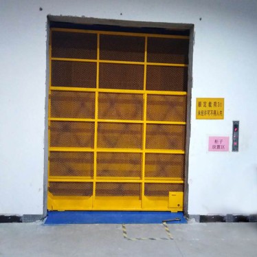 饮料公司安装直顶式升降机