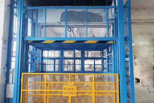 如何判断升降机的液压油是否到达标准油位？