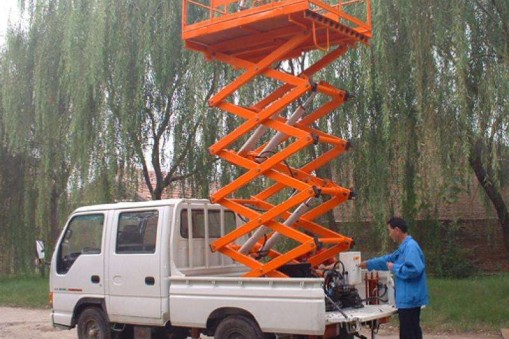 使用移动式升降平台户外工作时如何防止触电？