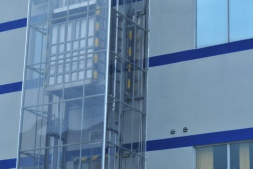 液压升降机使用时提升缓慢的原因是什么？