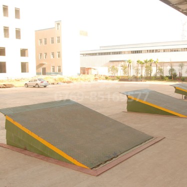 仓库液压登车桥案例-华楠骏业